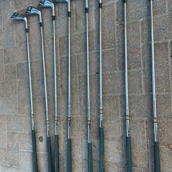 North Western Signature Edition Judy Rankin Iron Set In Right hand - Picture 7 of 10